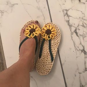 NIB Handmade sunflower flip-flops size 7 brand new